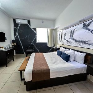 Zimmer mit Kingsize-Bett